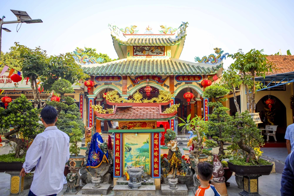 TP.HCM: Đổ xô đi lấy 'nước lành', rước may đầu năm tại Miễu Mạch Nước