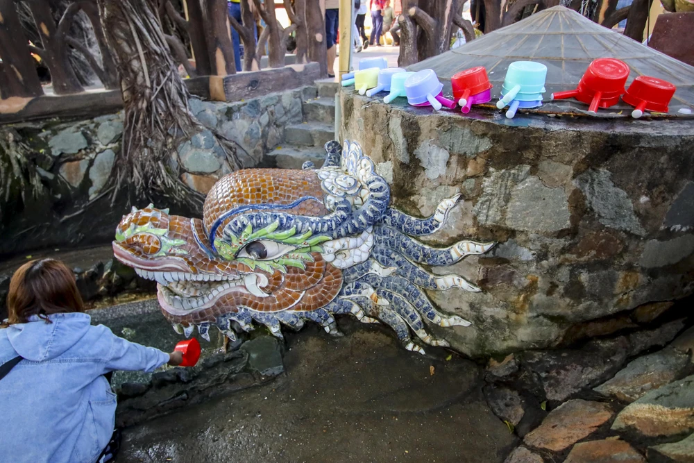 TP.HCM: Đổ xô đi lấy 'nước lành', rước may đầu năm tại Miễu Mạch Nước