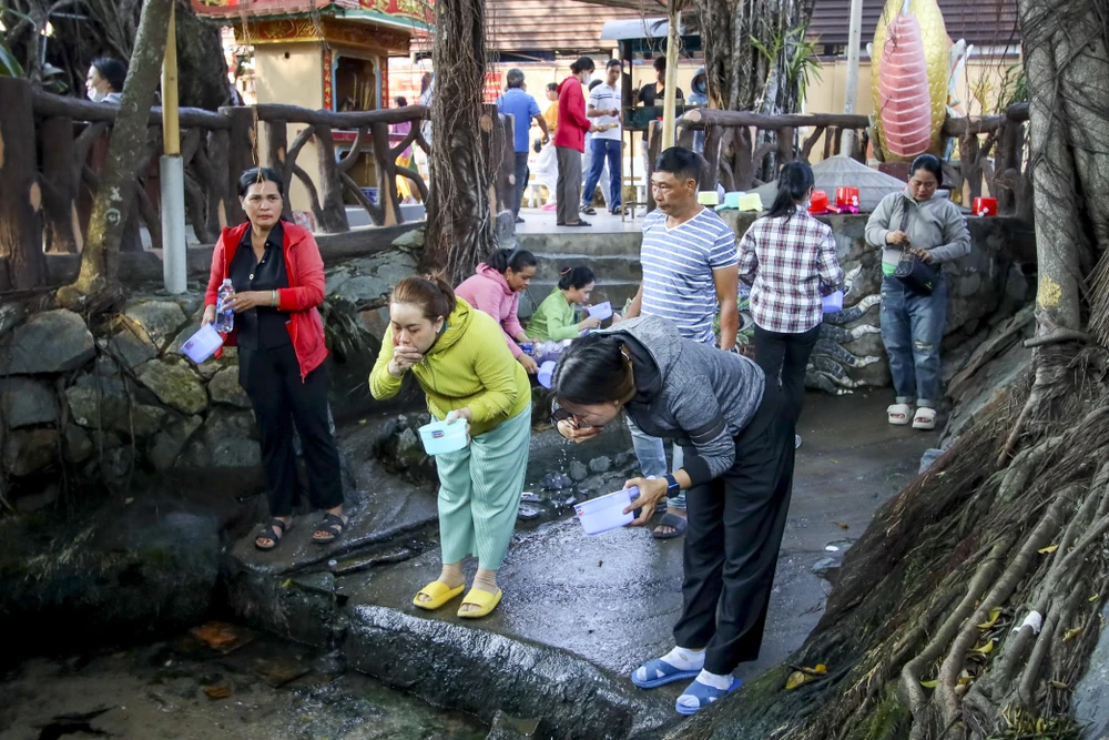 TP.HCM: Đổ xô đi lấy 'nước lành', rước may đầu năm tại Miễu Mạch Nước