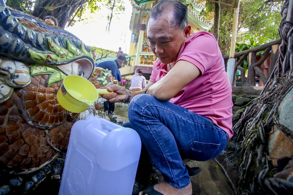 TP.HCM: Đổ xô đi lấy 'nước lành', rước may đầu năm tại Miễu Mạch Nước