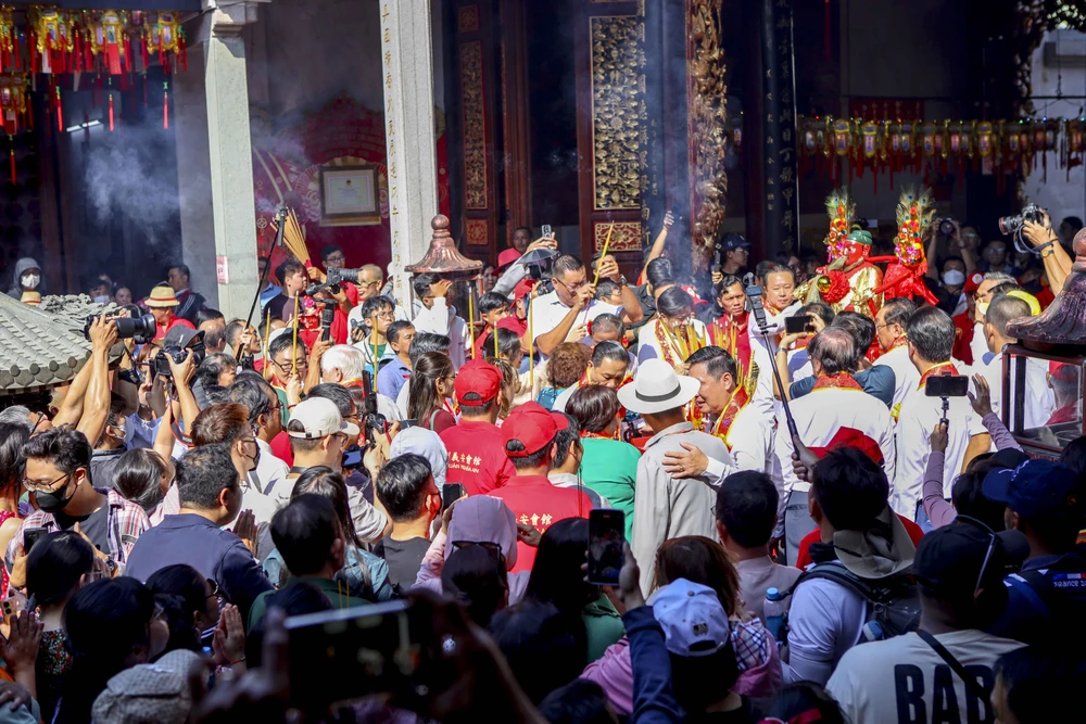 Hơn 800 người Hoa diễu hành trước Tết Nguyên tiêu