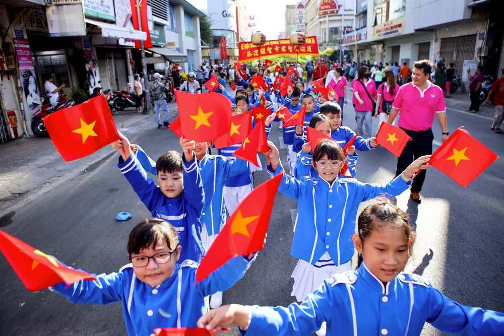 Hơn 800 người Hoa diễu hành trước Tết Nguyên tiêu