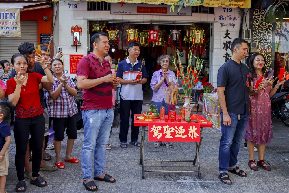 Hơn 800 người Hoa diễu hành trước Tết Nguyên tiêu