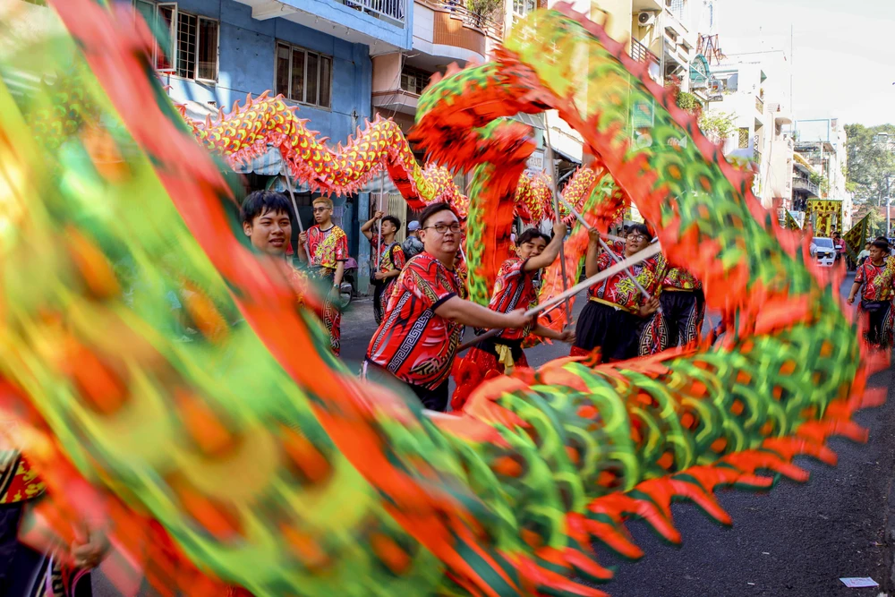 Hơn 800 người Hoa diễu hành trước Tết Nguyên tiêu