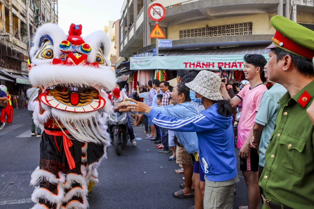 Tet-Nguyen-tieu-le-hoi-nghinh-ong (34).jpg