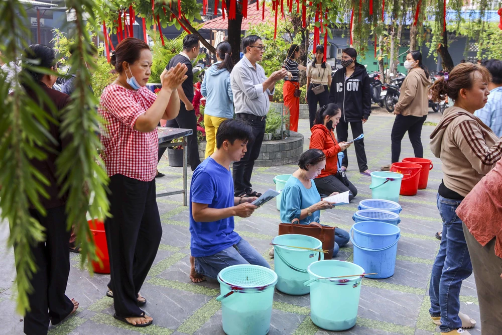 Đông nghẹt người viếng chùa, phóng sinh Rằm tháng Giêng