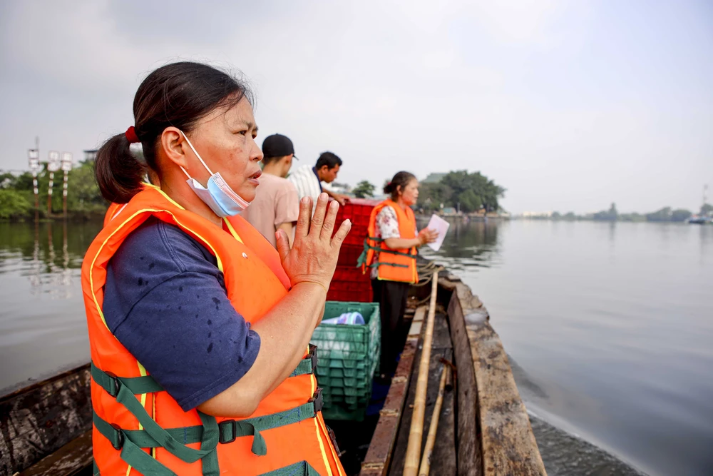 Đông nghẹt người viếng chùa, phóng sinh Rằm tháng Giêng