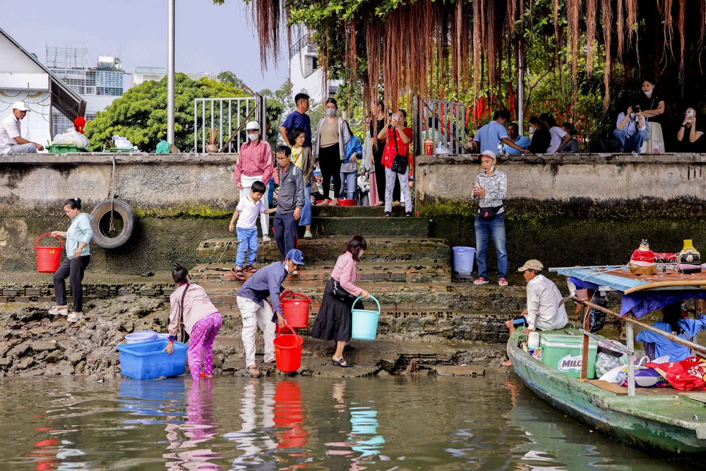 Đông nghẹt người viếng chùa, phóng sinh Rằm tháng Giêng