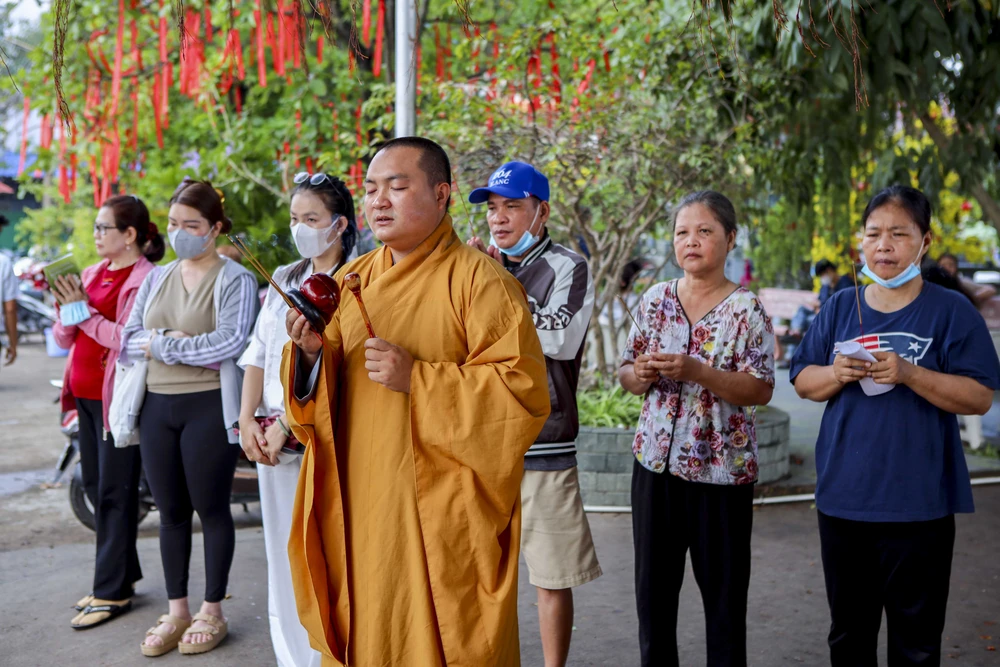 Đông nghẹt người viếng chùa, phóng sinh Rằm tháng Giêng