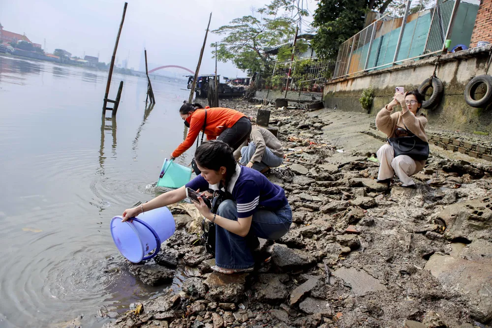 Đông nghẹt người viếng chùa, phóng sinh Rằm tháng Giêng