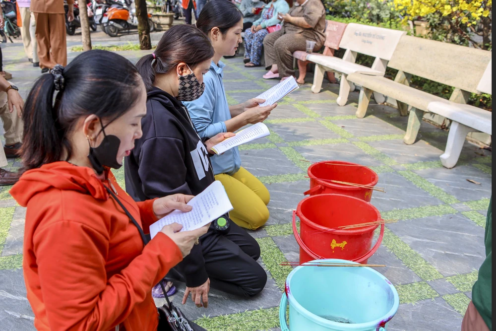 Đông nghẹt người viếng chùa, phóng sinh Rằm tháng Giêng