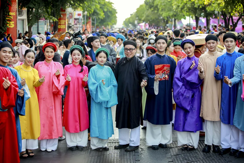 Hơn 1.000 người diễu hành cổ phục trên đường phố Sài Gòn