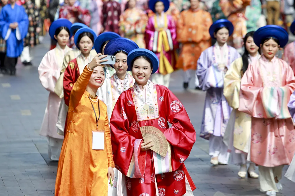 Hơn 1.000 người diễu hành cổ phục trên đường phố Sài Gòn