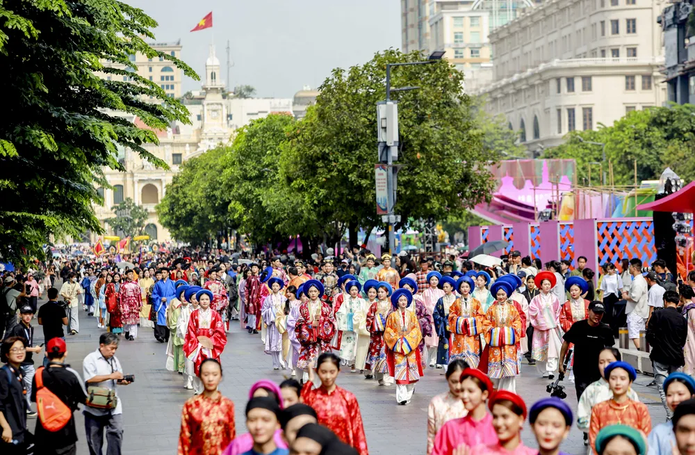 Hơn 1.000 người diễu hành cổ phục trên đường phố Sài Gòn