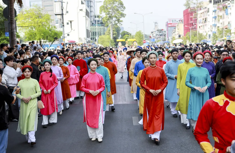 Hơn 1.000 người diễu hành cổ phục trên đường phố Sài Gòn