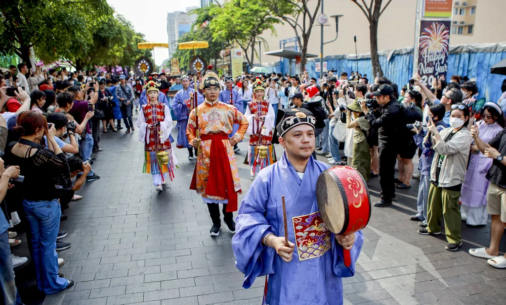 Hơn 1.000 người diễu hành cổ phục trên đường phố Sài Gòn