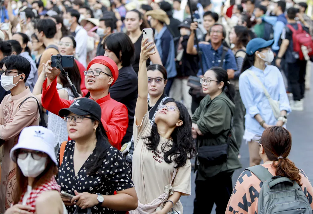 Hơn 1.000 người diễu hành cổ phục trên đường phố Sài Gòn