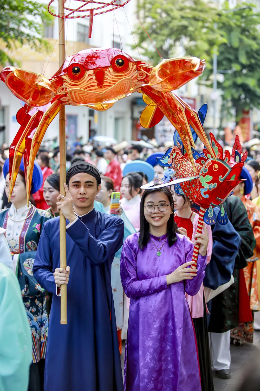 Hơn 1.000 người diễu hành cổ phục trên đường phố Sài Gòn