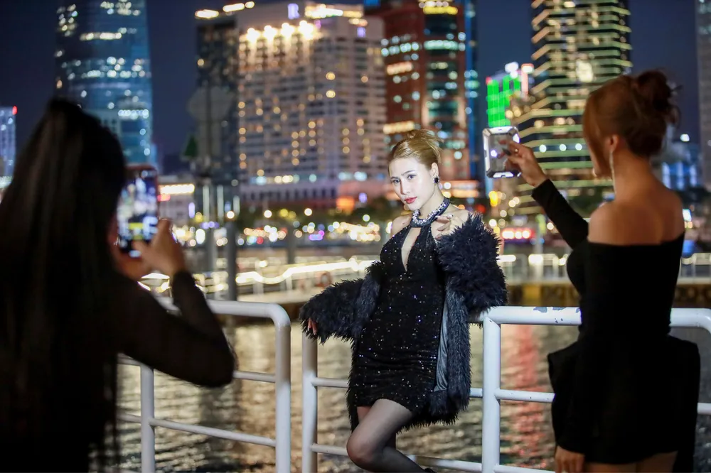 Giới trẻ háo hức săn ảnh hoàng hôn ven sông Sài Gòn, check-in view siêu sang