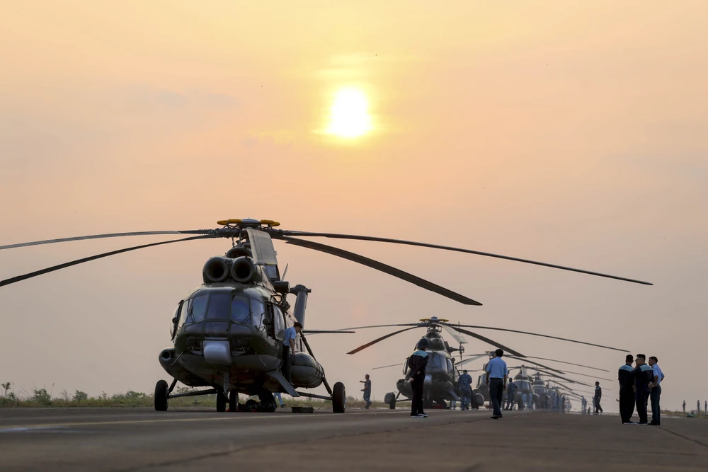 Trực thăng bay kéo cờ trên bầu trời chuẩn bị cho lễ diễu binh 30-4