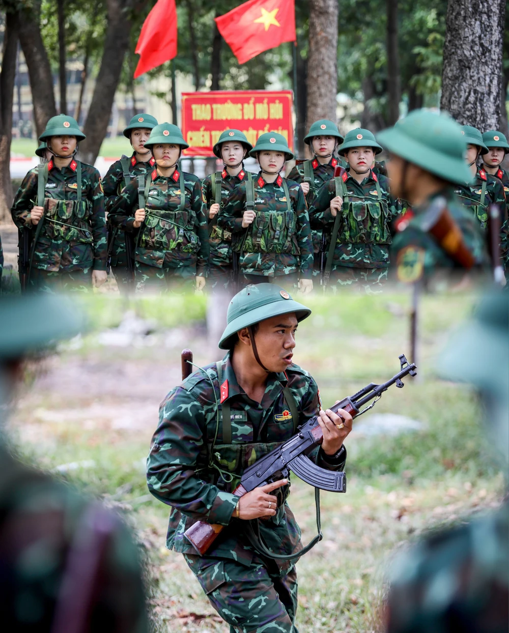 Trung úy Đào Đức Hiếu, Trung đội trưởng Trung đội 5 đang huấn luyện các chiến sĩ mới các tư thế trong chiến đấu. Trường Quân sự Quân khu 7