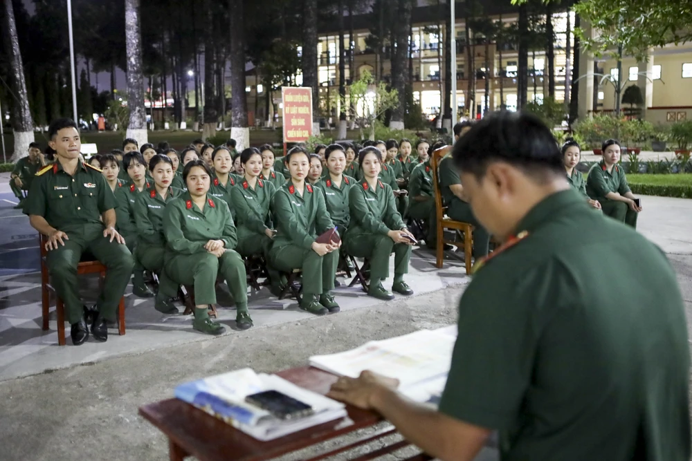 Buổi tối trong khuôn viên Trường Quân sự Quân khu 7, các chiến sĩ tham gia sinh hoạt tổ, nghe đọc báo và xem thời sự. Trường Quân sự Quân khu 7