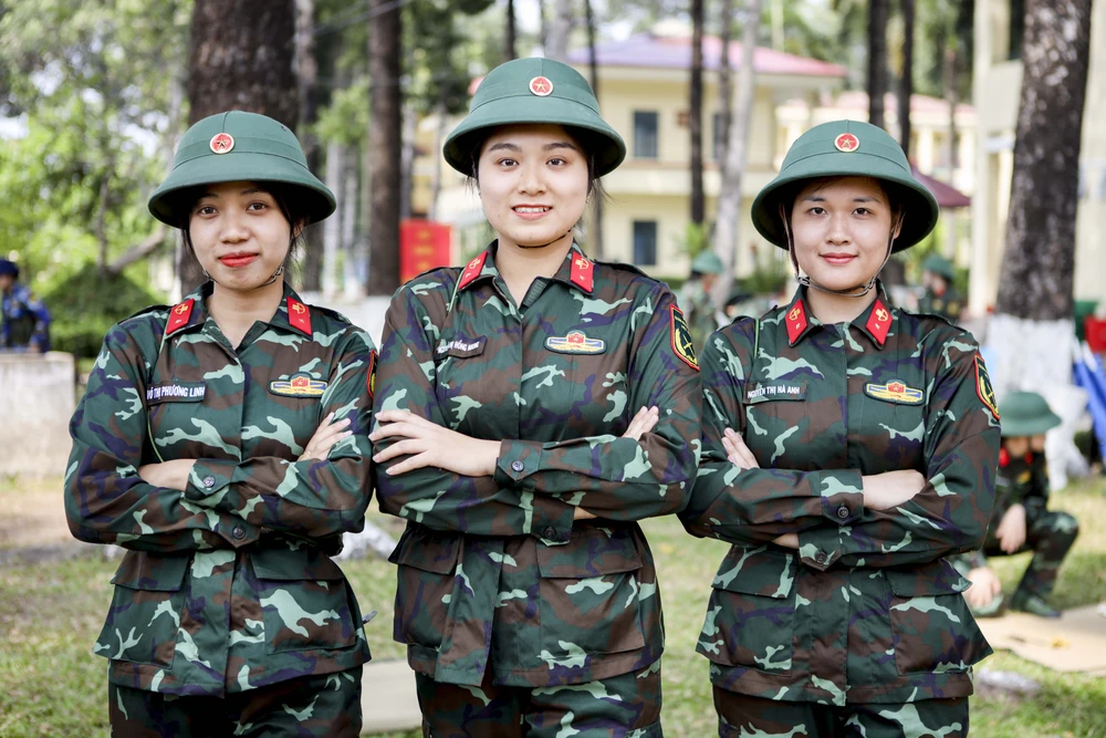 Chiến sĩ Nguyễn Thị Hồng Nhung (giữa) cùng các đồng đội tại thao trường Trường Quân sự Quân khu 7. Trường Quân sự Quân khu 7