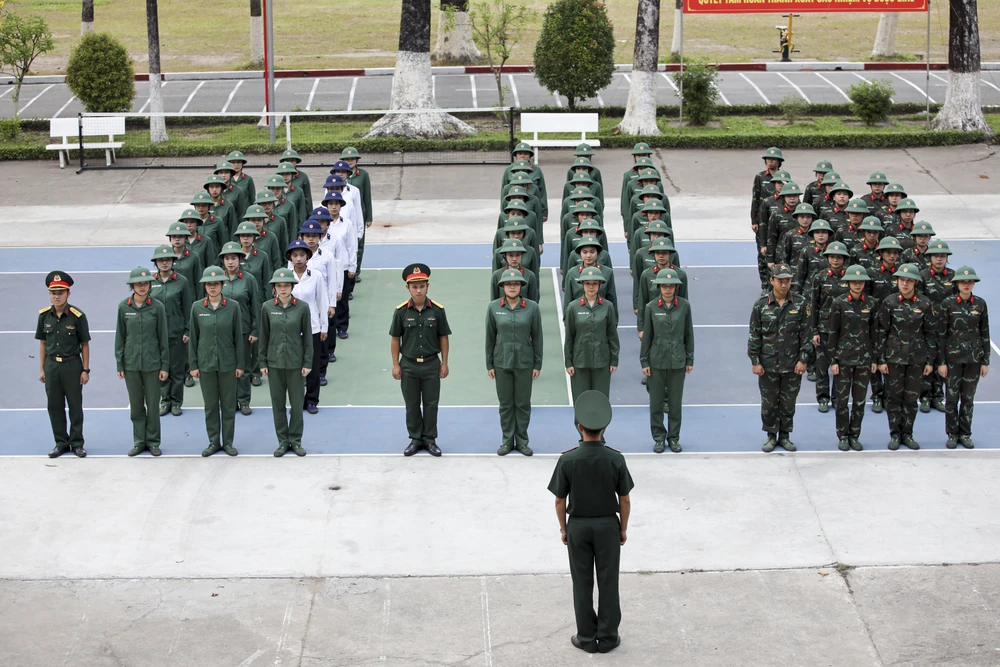 Những nữ tân binh bắt đầu một ngày tập luyện tại Trường Quân sự Quân khu 7. Trường Quân sự Quân khu 7
