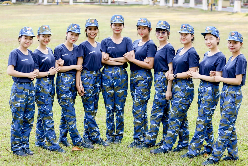 Ngoài những lúc tập luyện ở thao trường Trường Quân sự Quân khu 7, các chiến sĩ còn có những giây phút sinh hoạt gắn kết tình đồng đội. Trường Quân sự Quân khu 7
