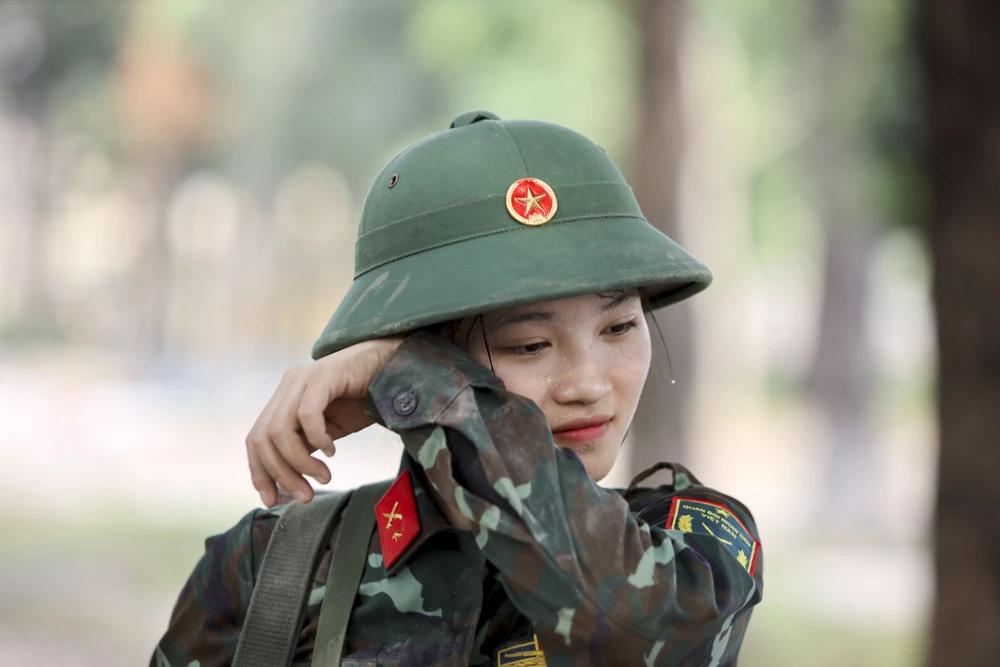 Dù thời tiết nắng nóng, các chiến sĩ nữ vẫn cố gắng hoàn thành bài tập. Trường Quân sự Quân khu 7