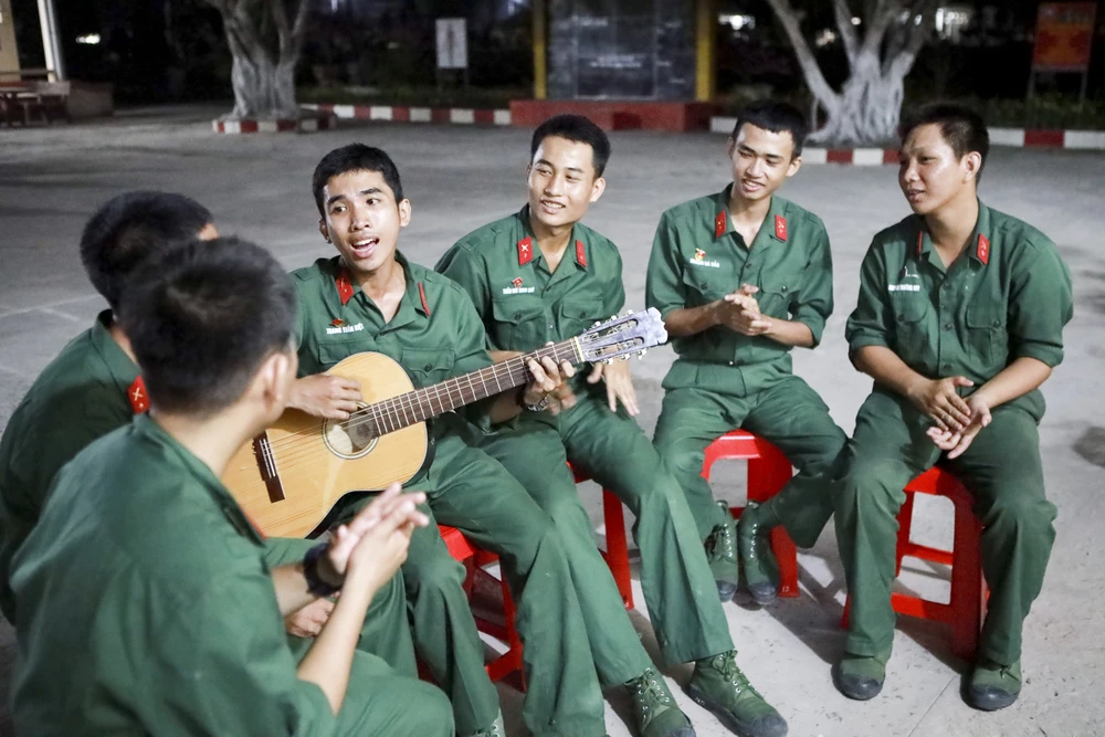 Tân binh sinh hoạt buổi tối trong môi trường quân ngũ. môi trường quân ngũ