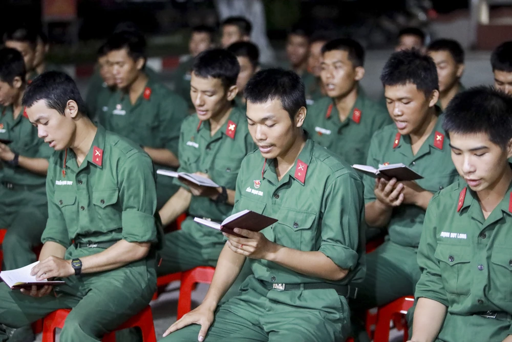 môi trường quân ngũ
