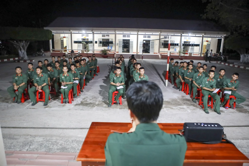 môi trường quân ngũ