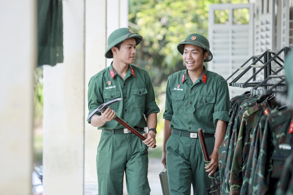 Hai anh em Trần Mạnh Duy (trái) và Trần Mạnh Kha trong môi trường quân ngũ. môi trường quân ngũ
