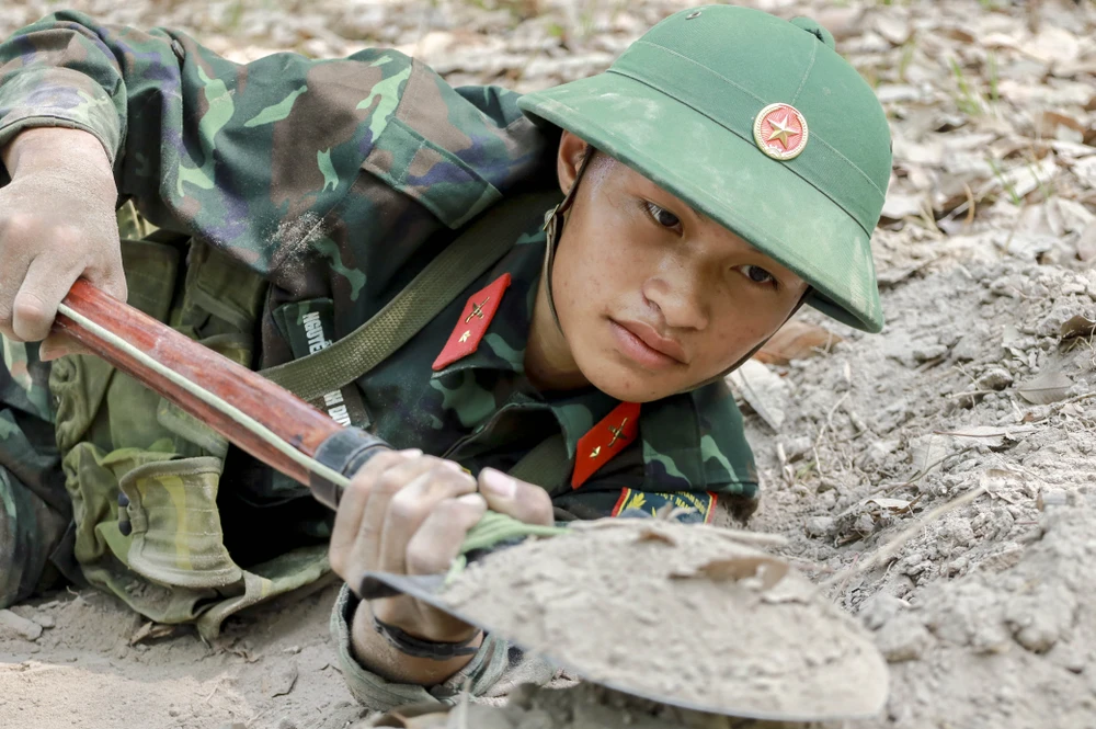 Tân binh Phạm Phương Long luyện kiên trì luyện tập trong môi trường quân ngũ. môi trường quân ngũ