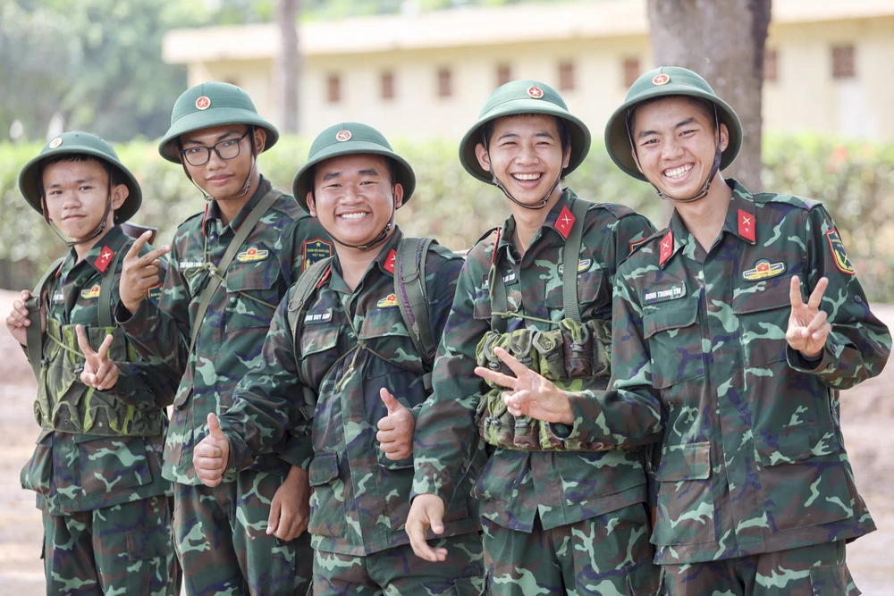 Nụ cười của những tân binh trong môi trường quân ngũ. môi trường quân ngũ