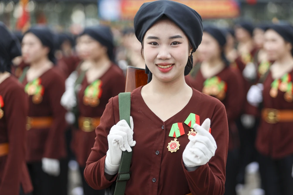 Ngắm những 'bóng hồng' tổng hợp luyện diễu binh 30-4