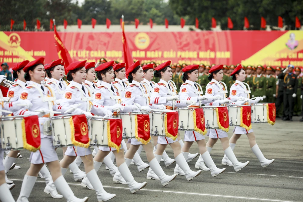 Ngắm những 'bóng hồng' tổng hợp luyện diễu binh 30-4