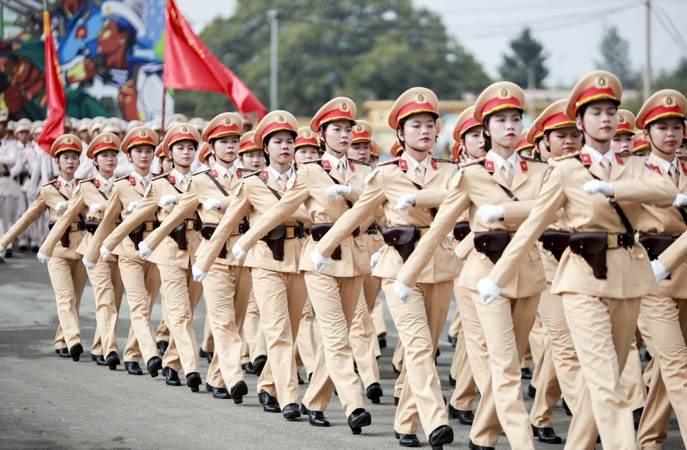 Ngắm những 'bóng hồng' tổng hợp luyện diễu binh 30-4