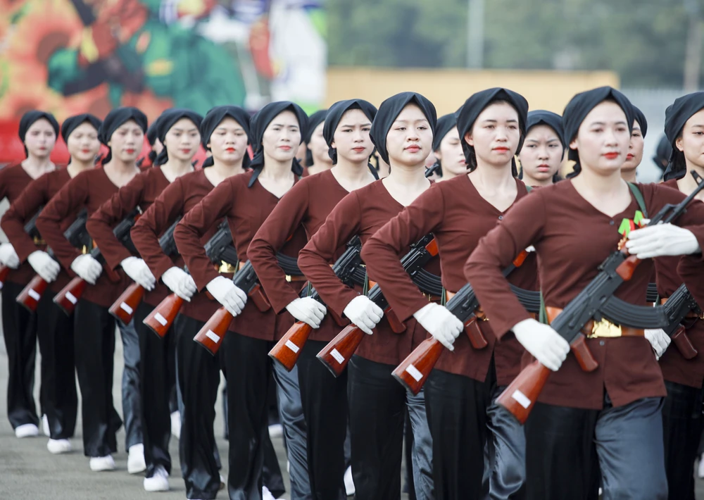 Ngắm những 'bóng hồng' tổng hợp luyện diễu binh 30-4