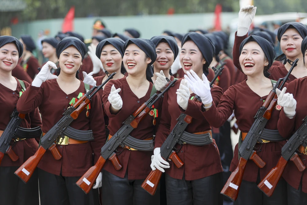 Ngắm những 'bóng hồng' tổng hợp luyện diễu binh 30-4