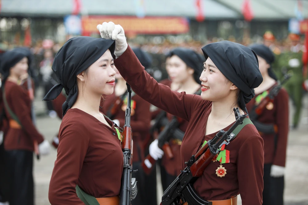 Ngắm những 'bóng hồng' tổng hợp luyện diễu binh 30-4