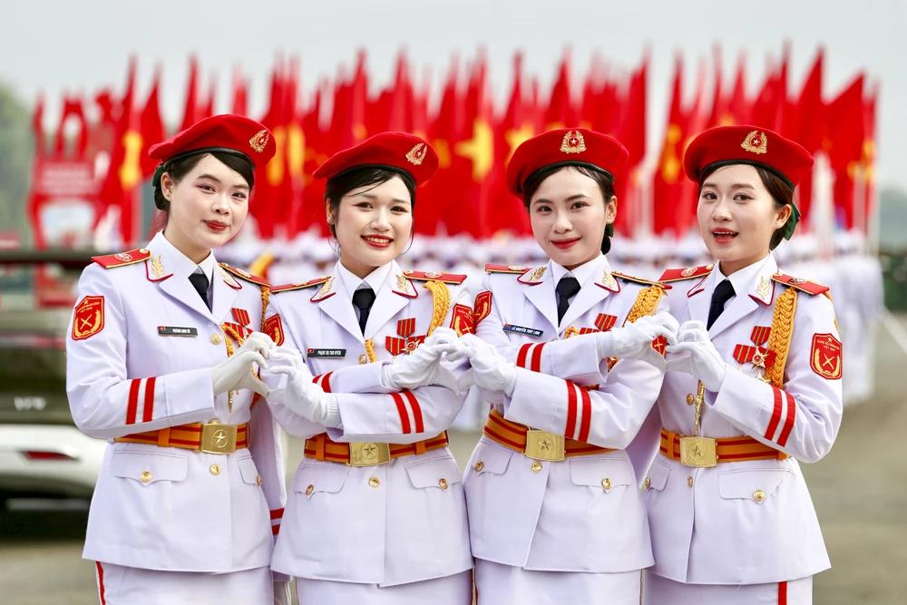 Ngắm những 'bóng hồng' tổng hợp luyện diễu binh 30-4