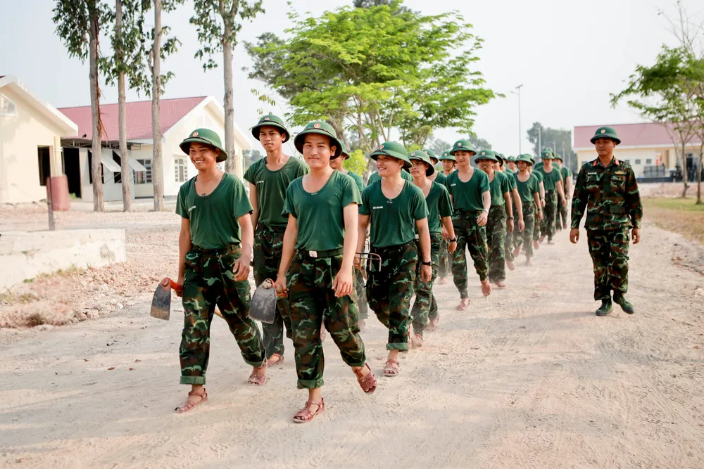 Các tân binh của Trung đoàn 4 hào hứng đi tăng gia sản xuất. Nhung-ngay-trong-quan-ngu.png