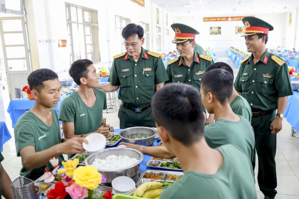 Đại tá Trần Hoàng Giang, Bí thư Đảng ủy, Chính ủy Sư đoàn 5, Quân khu 7, thăm hỏi và động viên các chiến sĩ mới. Nhung-ngay-trong-quan-ngu-su-doan-5 (16).jpg
