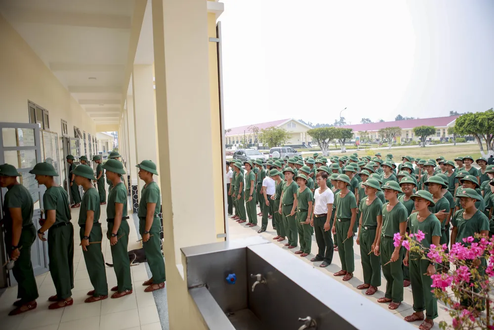 Chiến sĩ xếp hàng trật tự vào nhà ăn dùng cơm trưa. Nhung-ngay-trong-quan-ngu-su-doan-5 (18).jpg