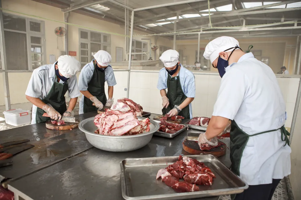 Các anh nuôi tất bật sơ chế thực phẩm. Nhung-ngay-trong-quan-ngu-su-doan-5 (26).jpg