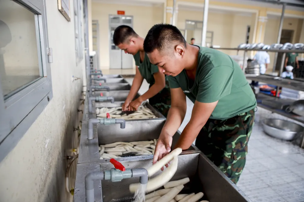 Trong những ngày nghỉ, các tân binh còn hỗ trợ các chiến sĩ binh nhất rửa chén, nhặt rau... Nhung-ngay-trong-quan-ngu-su-doan-5 (27).jpg