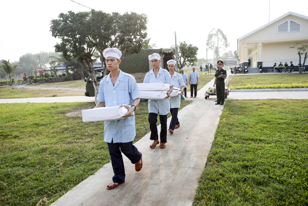 Các binh nhất của trung đoàn 4 nhận thực phẩm để chế biến bữa ăn cho các chiến sĩ. Nhung-ngay-trong-quan-ngu-su-doan-5 (28).jpg