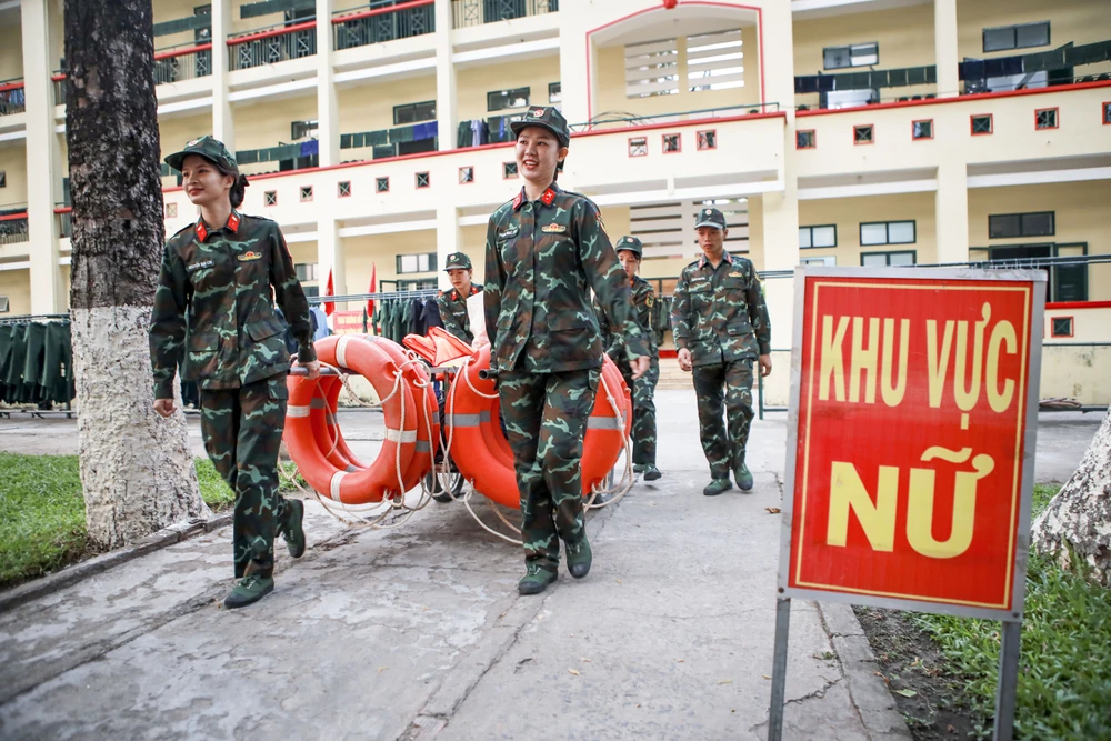 Các chiến sĩ ra thao trường tập luyện. Trường Quân sự Quân khu 7